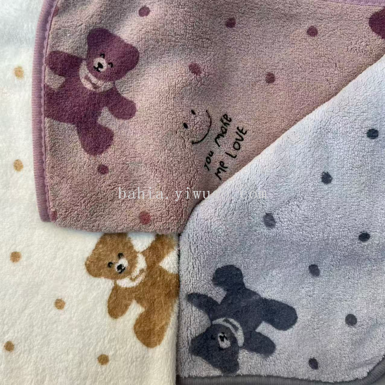 The kitchen cleaning cloth is soft, absorbent and does not shed fibers. It is a cartoon bear printed coral fleece towel