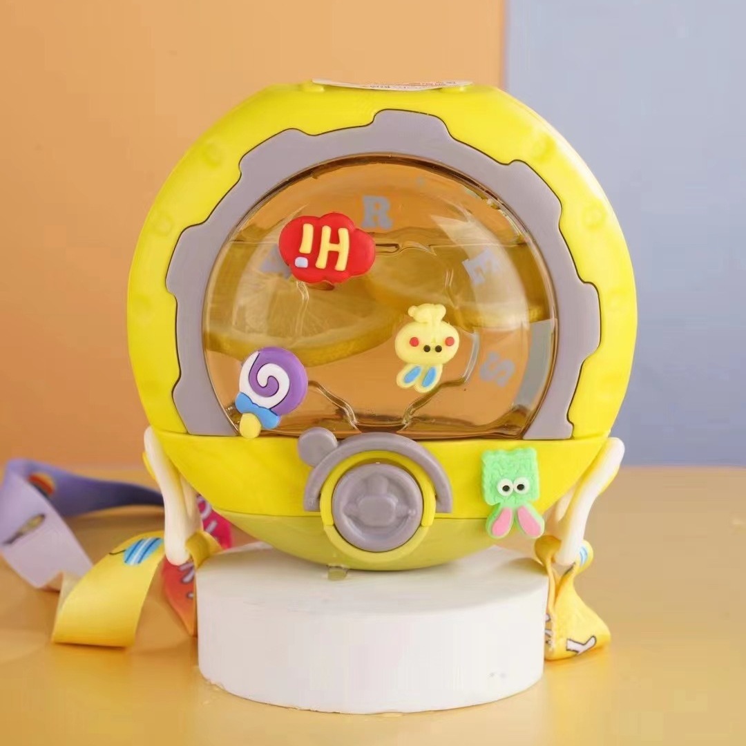 甜甜圈儿童水杯夏季新款便携可斜挎环形塑料杯带背带幼儿园水壶产品图