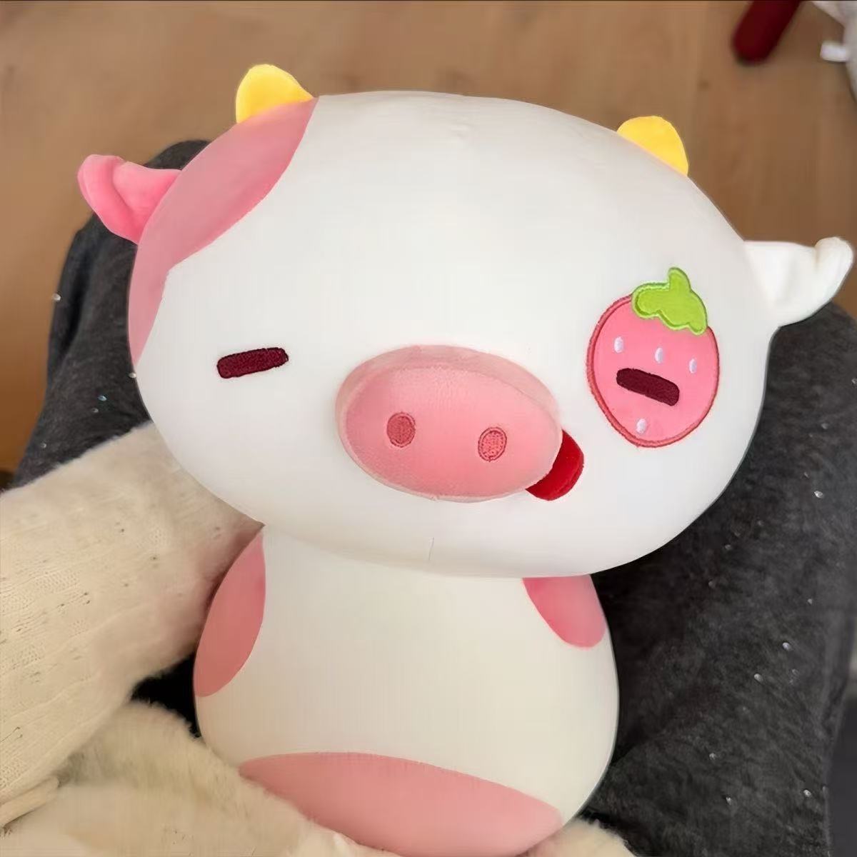 Cute strawberry cow plush toys, soft strawberry pig throw pillows, cross-border dolls, children's soothing dolls wholesale Application Scenario