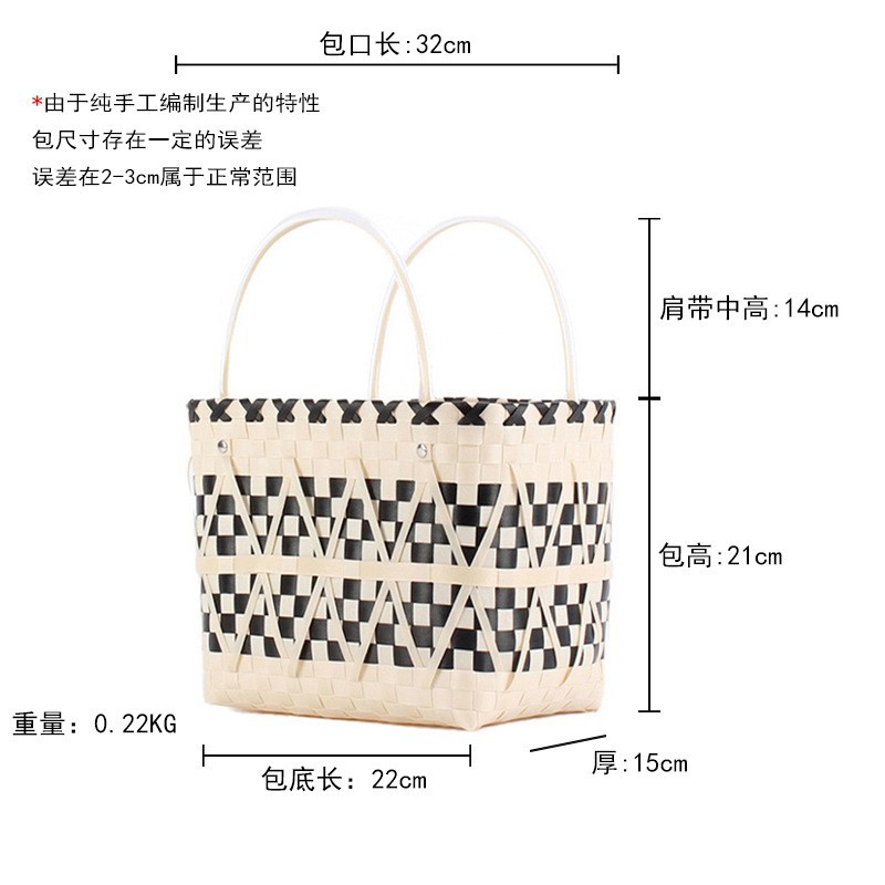 The store manager recommends a new color-blocked plastic woven bag for daily use, vacations, outings, picnics, and large-capacity ladies' bags Application Scenario