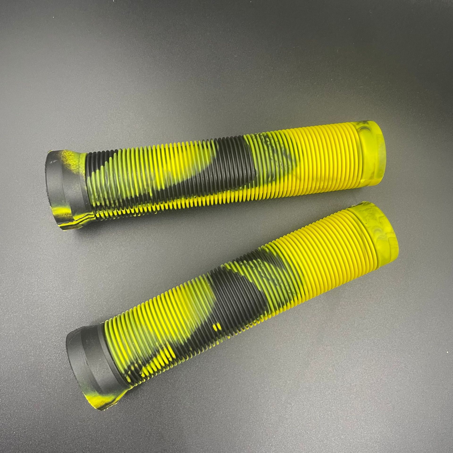 Bicycle handlebar covers, mountain biker handlebar single-sided locking handlebar covers, anti-slip shock absorption, folding biker handlebar straight-through handlebar covers