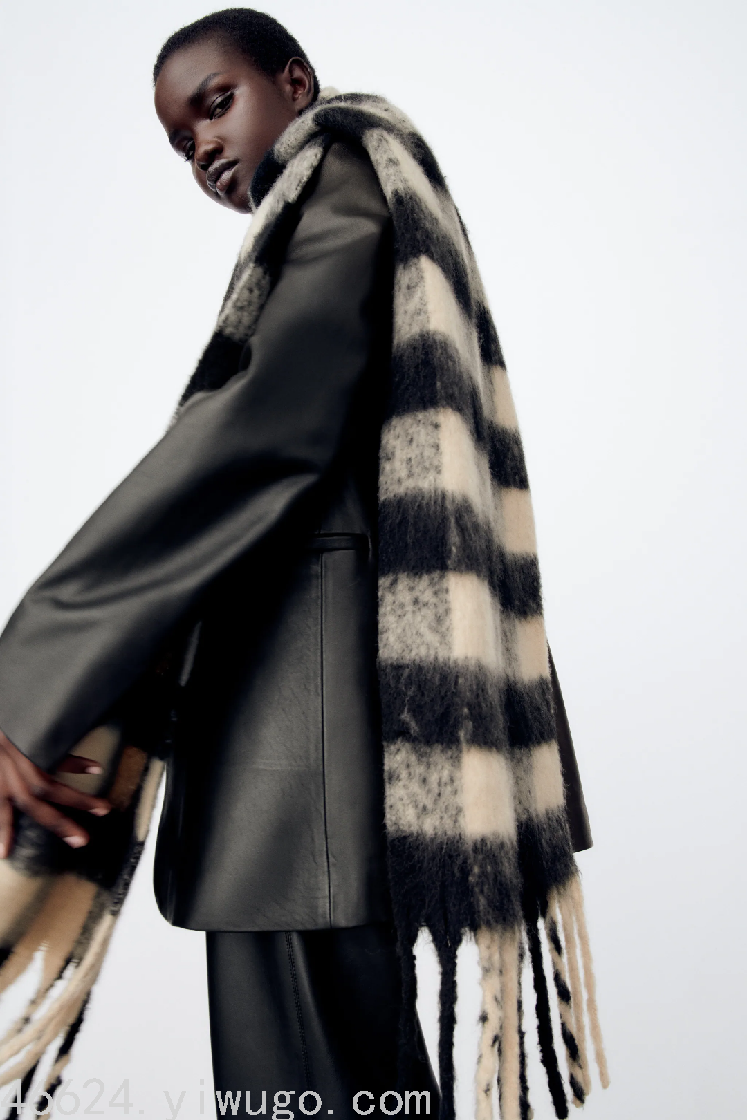 The 2021 autumn and winter new style women's faux cashmere black and white checkered thick beard versatile sweet mid-length warm scarf Specification image