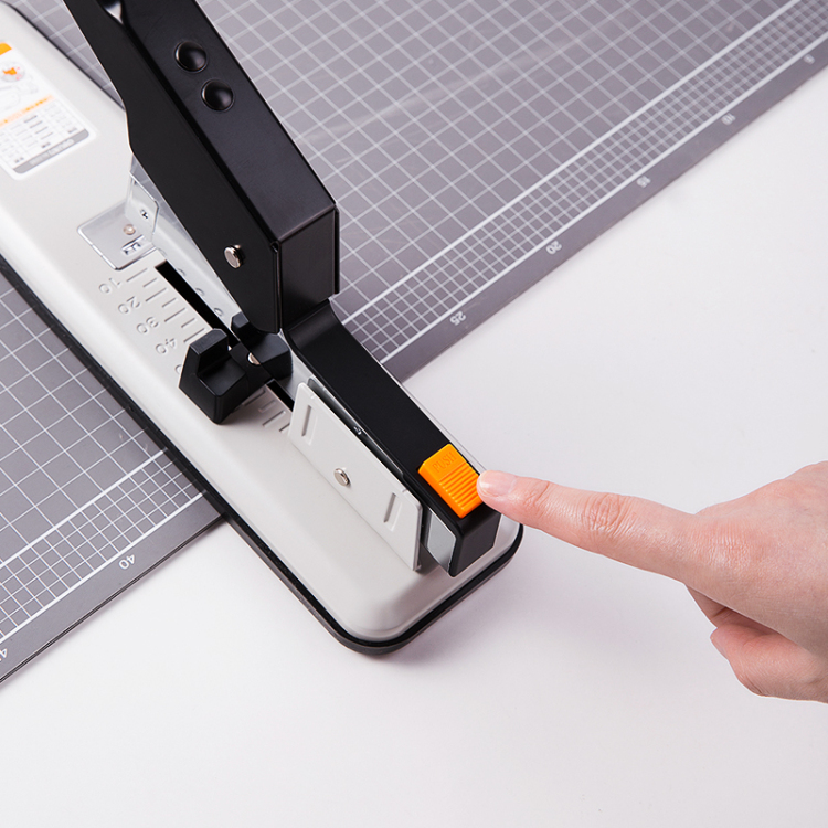 Deli Efficient Office large-capacity, labor-saving document stapler Application Scenario