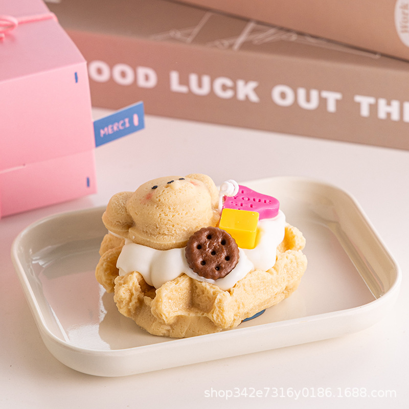 Soy wax dessert cake aromatherapy candle fragrance gift box ornament bear waffle handcrafted shape aromatherapy candle Application Scenario