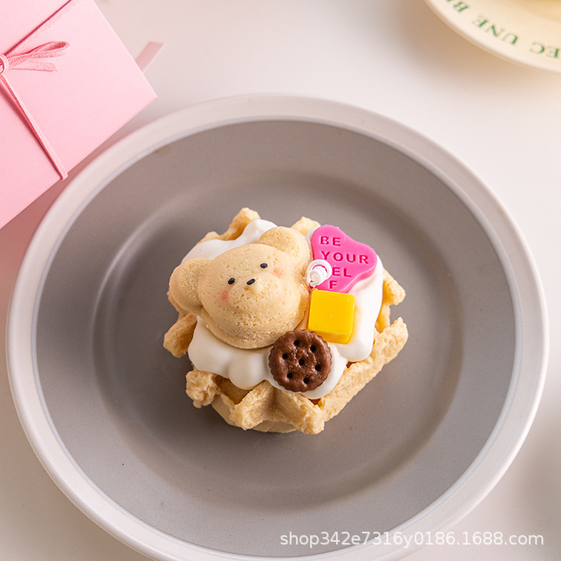 Soy wax dessert cake aromatherapy candle fragrance gift box ornament bear waffle handcrafted shape aromatherapy candle details Picture