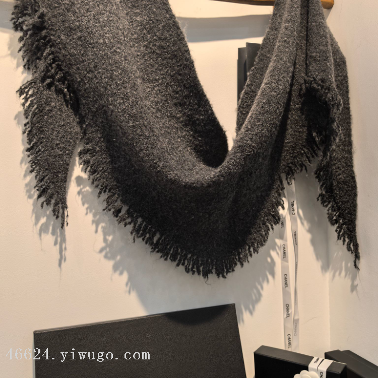 Cross-border scarf wholesale e-commerce live-streaming supply chain supply alpaca dynamic triangular shawl Specification image