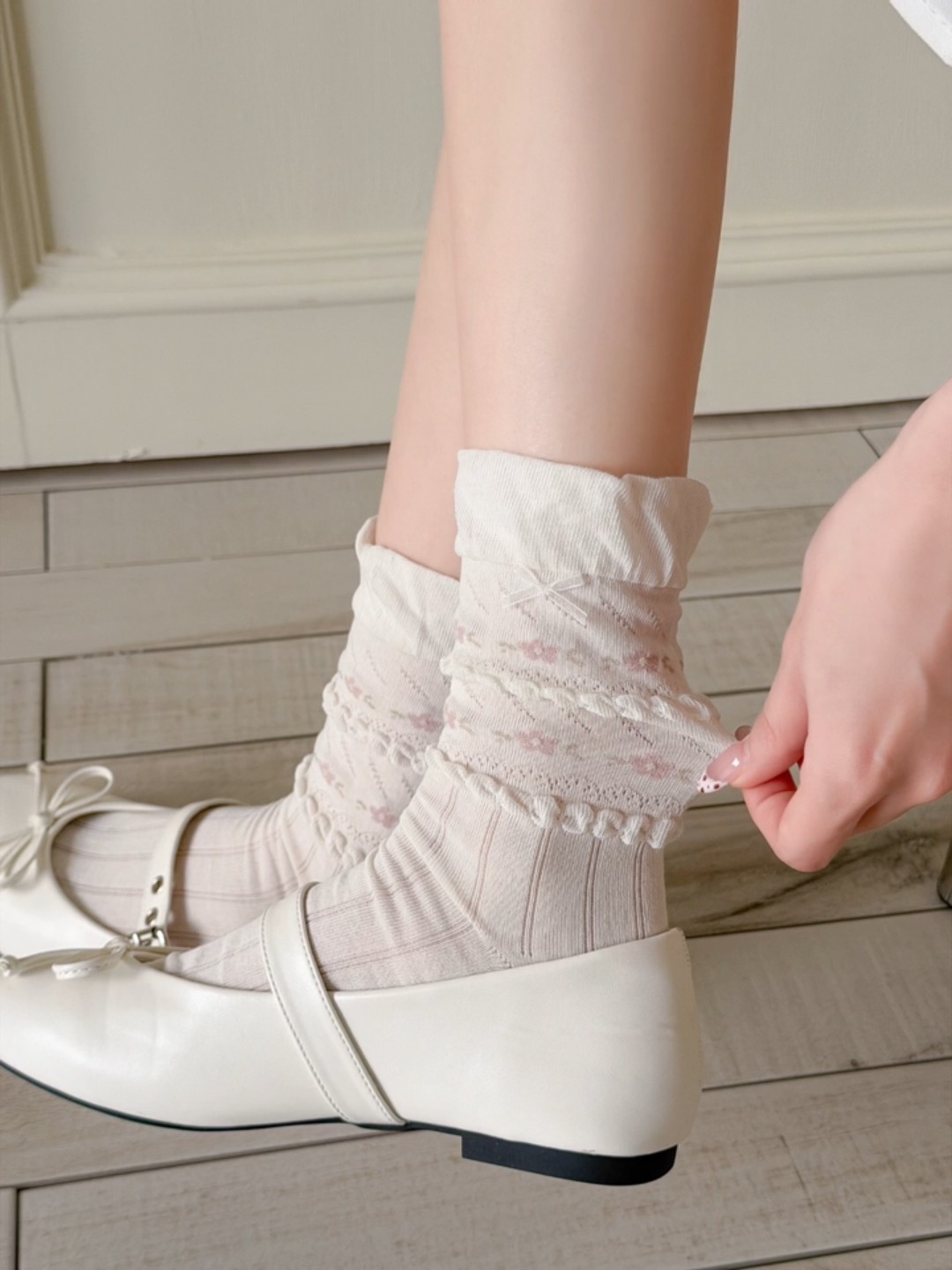 Bow lace socks for women, summer thin floral mid-calf cotton socks, perforated mesh breathable ballet style pile socks Item Picture