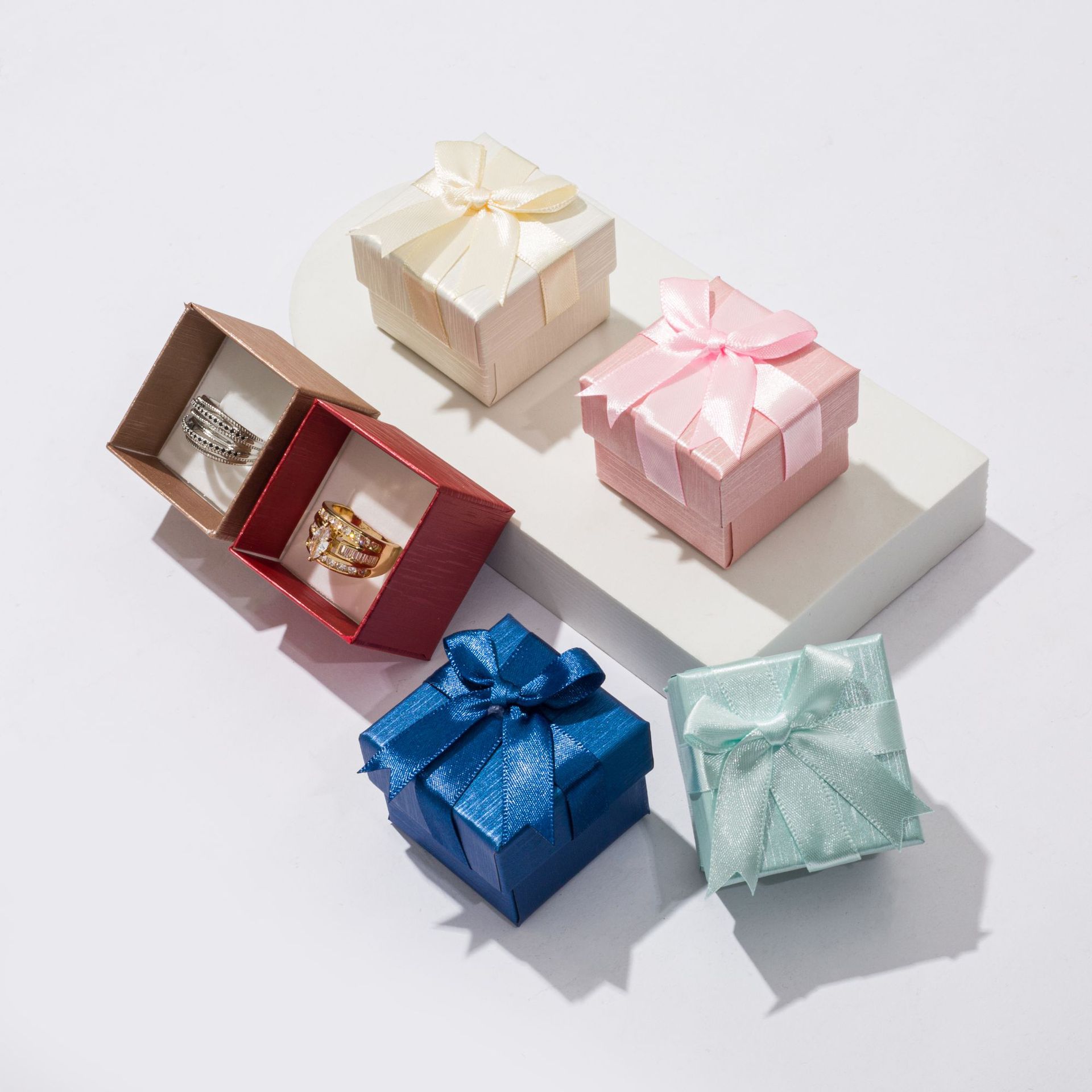 We process and customize various rectangular packaging boxes, bow creasing and pasting, gift boxes and jewelry packaging boxes