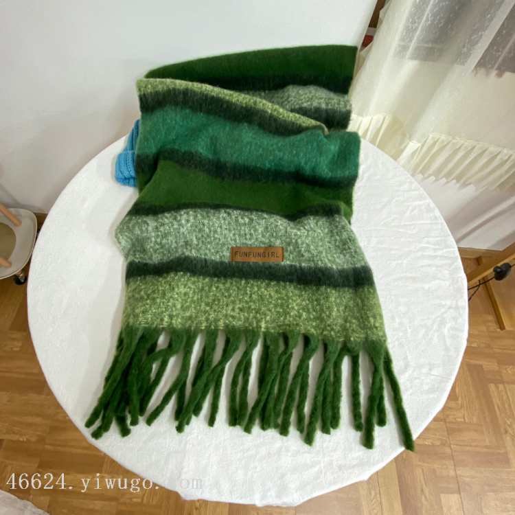 We offer wholesale of scarves in stock through e-commerce live streaming. We supply Korean version of fringed and checkered scarves in stock Application Scenario