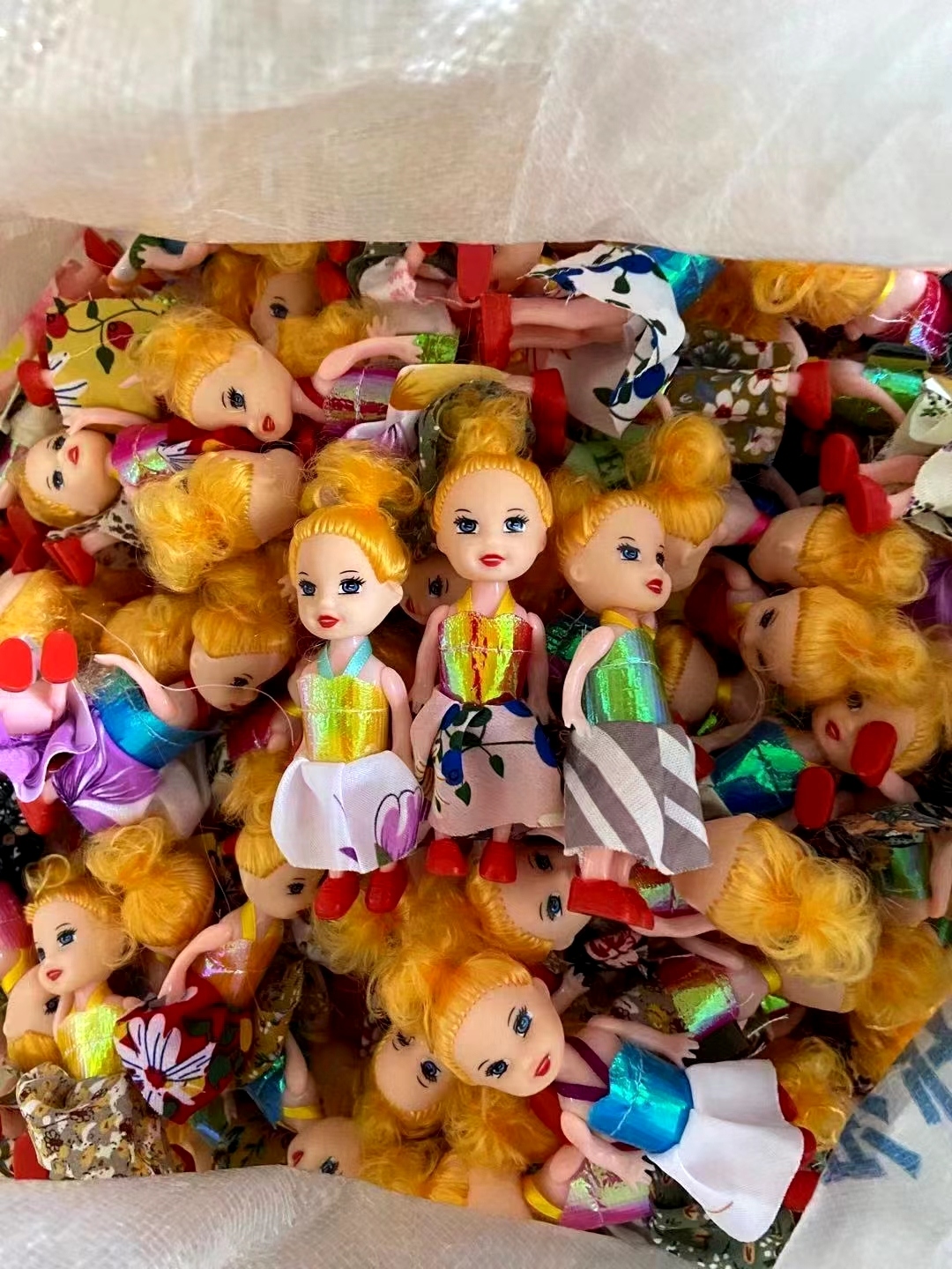 Original manufacturer's exclusive export supply of Barbie headwear accessories, keychains, pendants, dolls and Barbie dolls details Picture