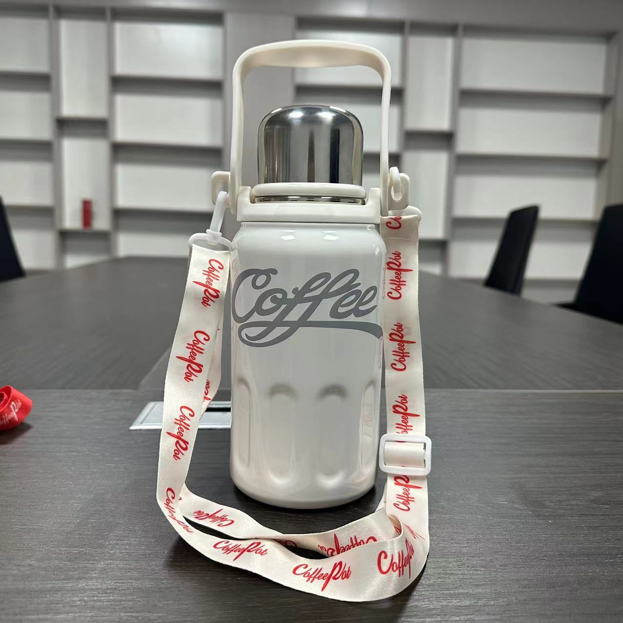 Coca-Cola insulated cup, large-capacity water bottle, 316 stainless steel creative water cup, coffee cup, cola cup, sling cup details Picture