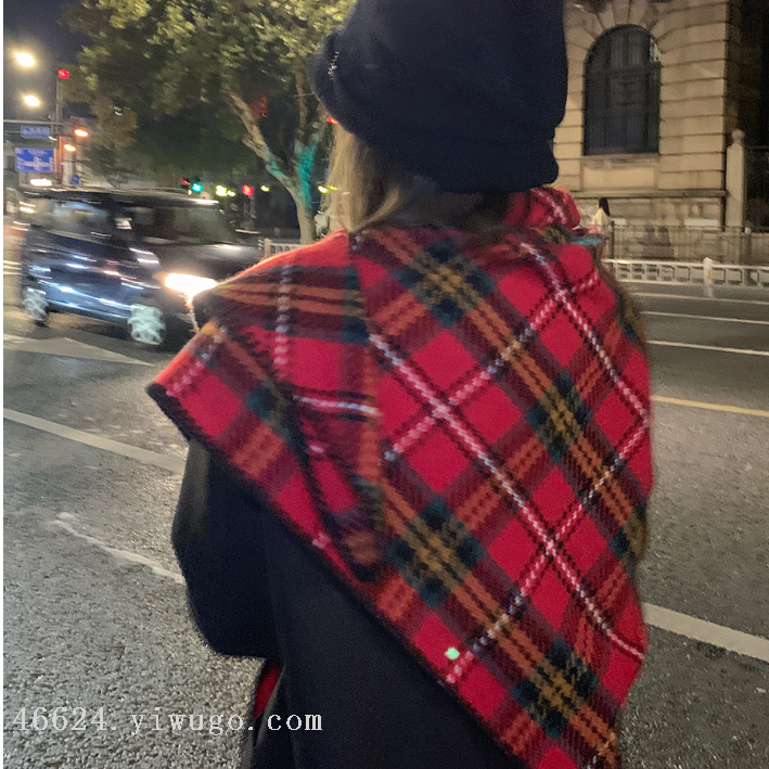 New in-stock scarves wholesale e-commerce live streaming triangular scarves, British checkered edge triangular scarves Application Scenario
