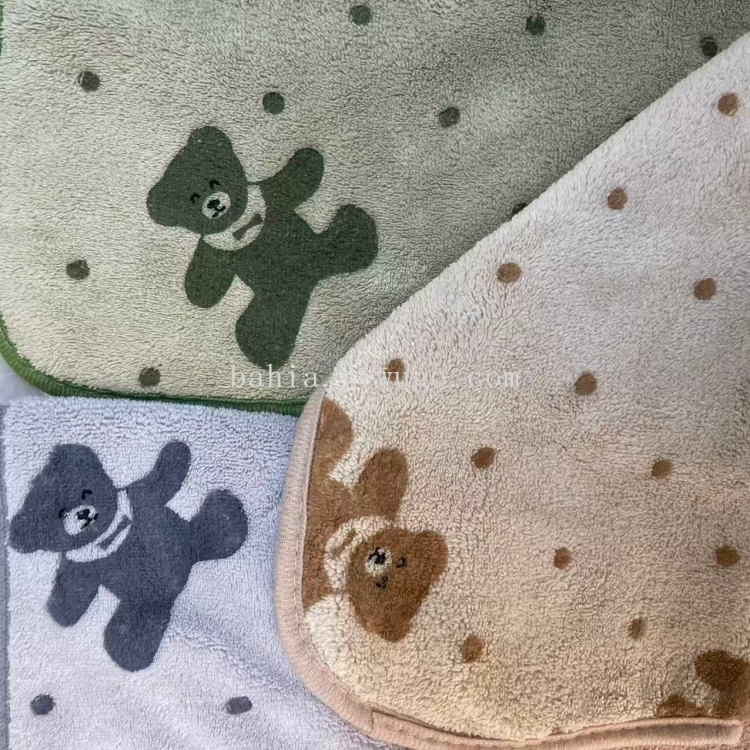 The kitchen cleaning cloth is soft, absorbent and does not shed fibers. It is a cartoon bear printed coral fleece towel details Picture