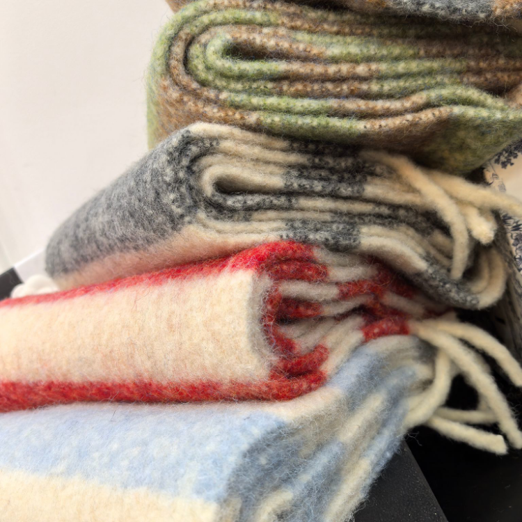 Wholesale of new vintage wool coarse beard scarves in stock, e-commerce live streaming supply chain Application Scenario