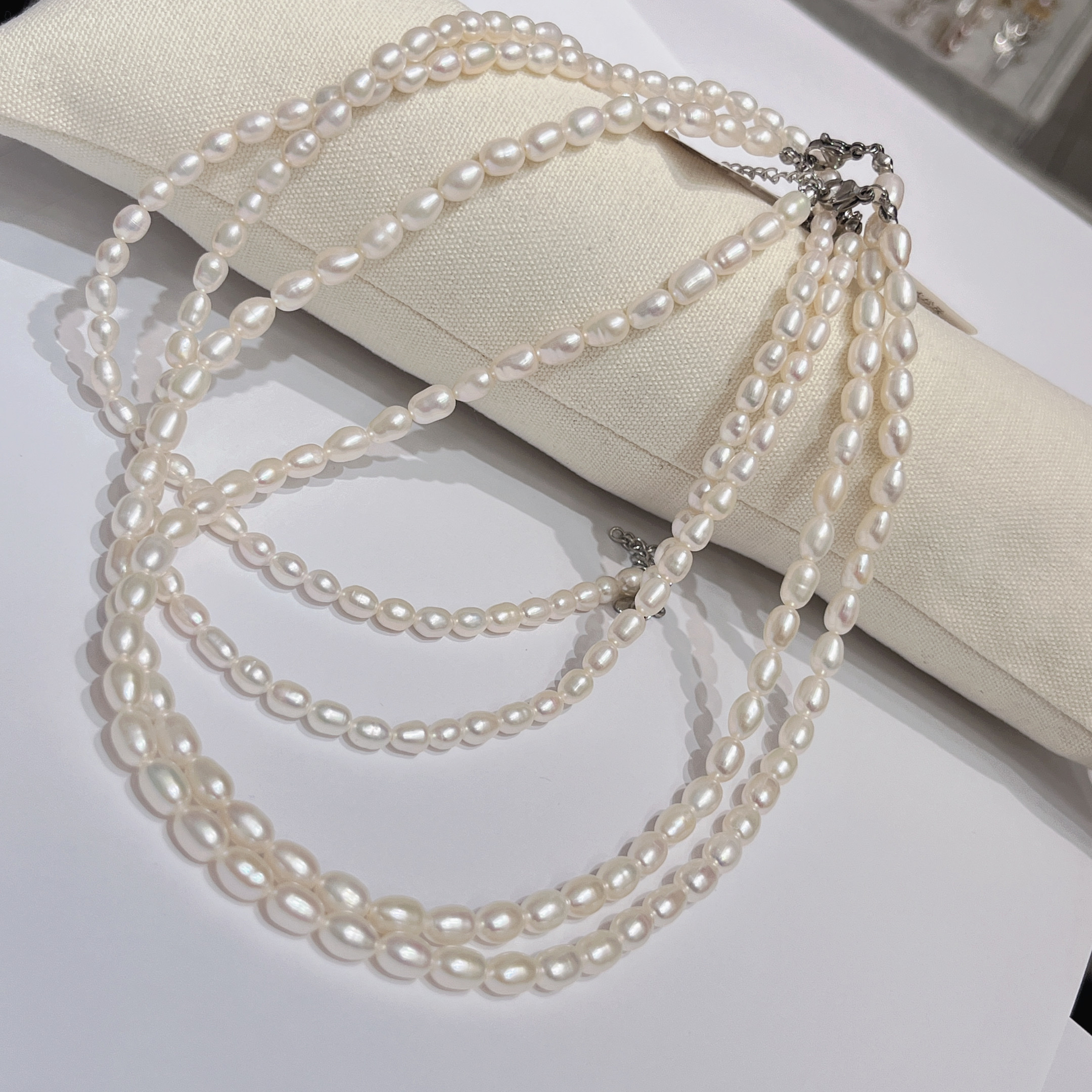 Yunyi decoración inicio blanco 4-5mm forma de arroz perla de agua dulce cadena de clavícula amante blanco noble collar de perlas de agua dulce al por mayor fuente fabricante Specification image