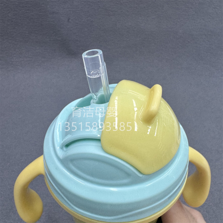 Children's water cup with lid and handle, baby water-absorbing cup, anti-drop and heat-resistant PP water cup, 300ML portable baby cup Application Scenario