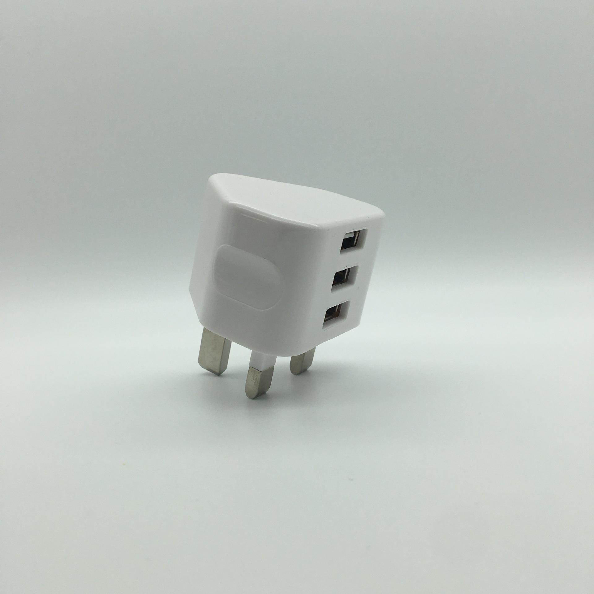 跨境英规充电器 港版三角单U 双口 3USB适配器5V2.4A 手机平板充头