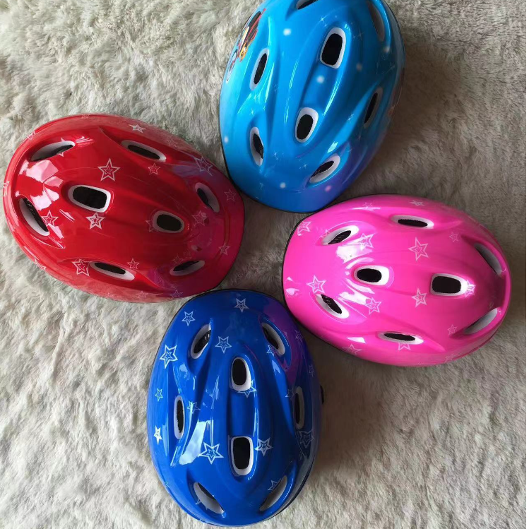 Children's roller skating helmet and protective gear set, seven-piece set, skateboard protective gear, head guard, hand guard, elbow guard, knee guard, seven-hole landmine Application Scenario