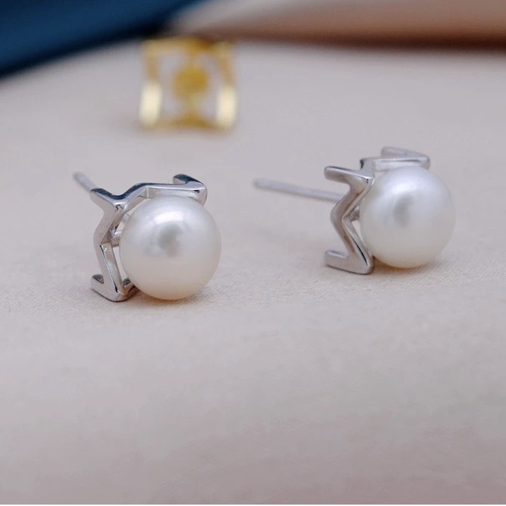 Yunyi Shijia 925 pure silver natural pearl Stud earrings are exquisite and compact, with a trendy and fashionable M-shaped design that exudes a sense of style and is versatile. New 2026 style details Picture