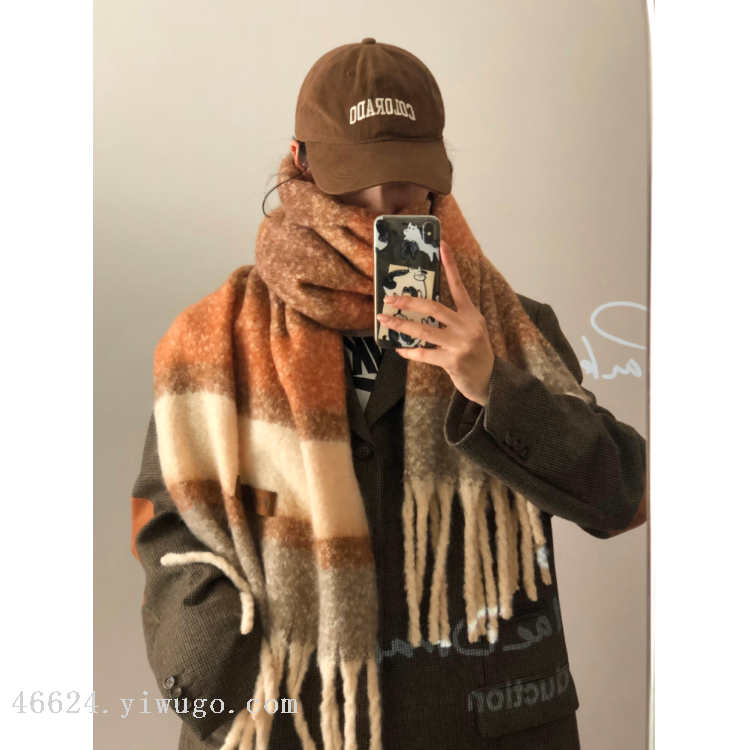 We offer wholesale of scarves in stock through e-commerce live streaming. We supply Korean version of fringed and checkered scarves in stock Item Picture