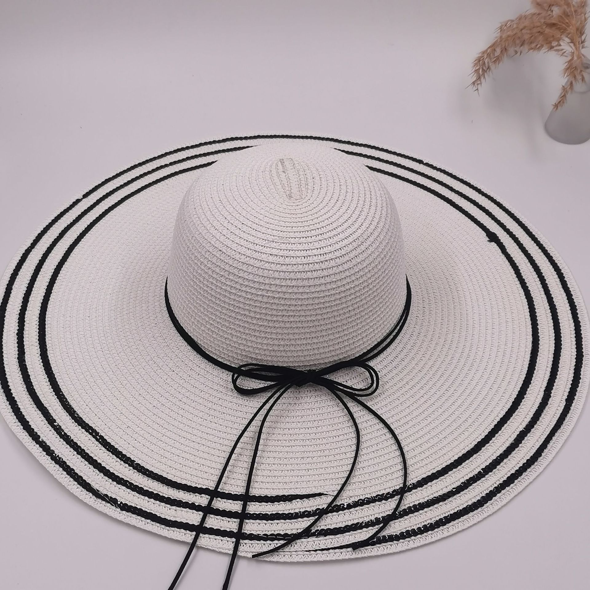 A new summer style of women's straw hat, a Korean version of spring and summer beach outdoor sun protection hat with a large brim and sequin