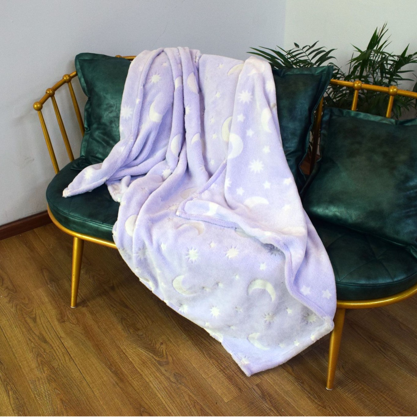 Luminous blanket, double-sided flannel luminous blanket, fluorescent blanket, summer office air-conditioned blanket, children's cover blanket Application Scenario