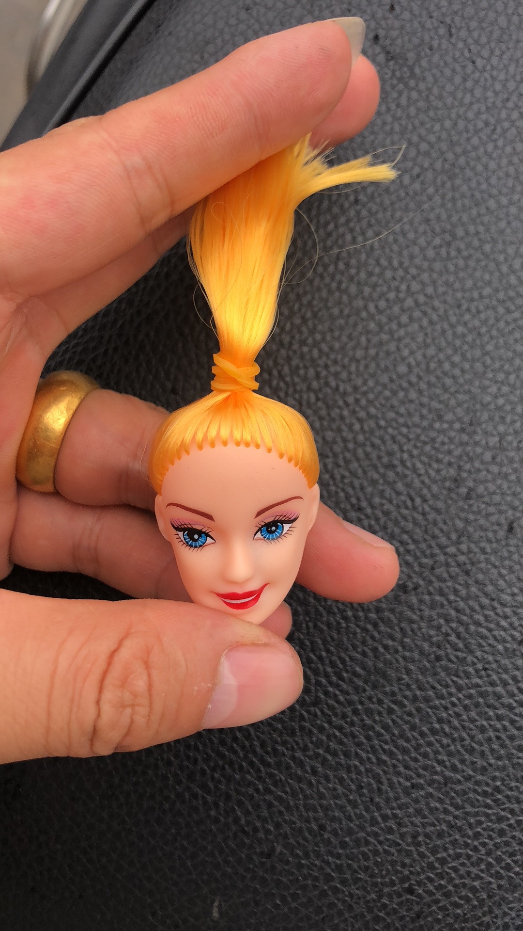 Original manufacturer's exclusive export supply of Barbie headwear accessories, keychains, pendants, dolls and Barbie dolls