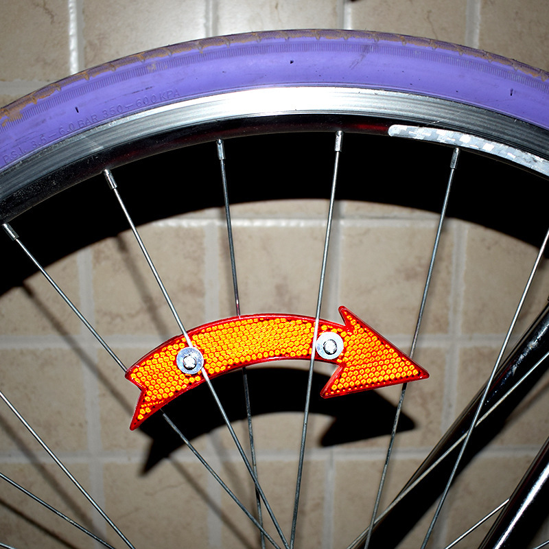 Bicycle rims, spokes, reflectors, reflectors, reflective lights, reflective strips, warning lights, night shelves, reflective taillights details Picture