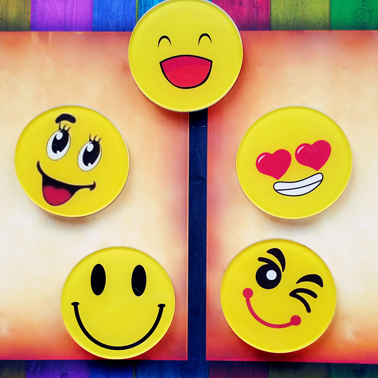 Japanese and Korean Ins-style cartoon cute smiling faces, girlish and adorable brooches, fresh and simple badges, DIY accessories Application Scenario