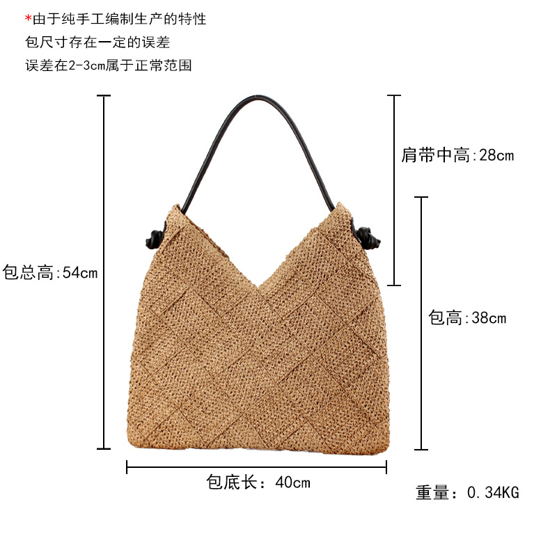 This new single-shoulder hand-woven bag is a versatile and casual choice for daily work and commuting. It's a niche bag for women taking photos during beach vacations Application Scenario