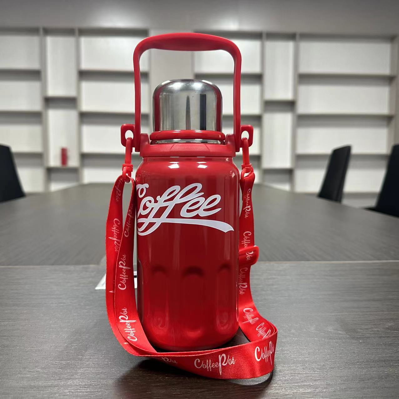 Coca-Cola insulated cup, large-capacity water bottle, 316 stainless steel creative water cup, coffee cup, cola cup, sling cup Specification image
