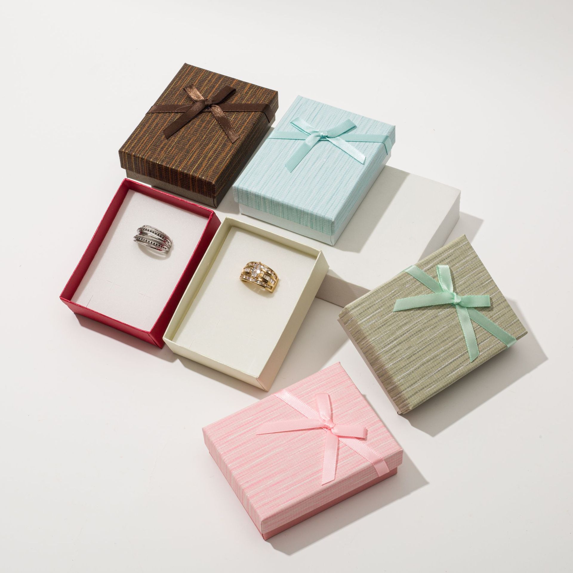 Factory direct sales of new exquisite bow jewelry boxes, Valentine's Day gift jewelry boxes, embossed and pasted packaging boxes Application Scenario