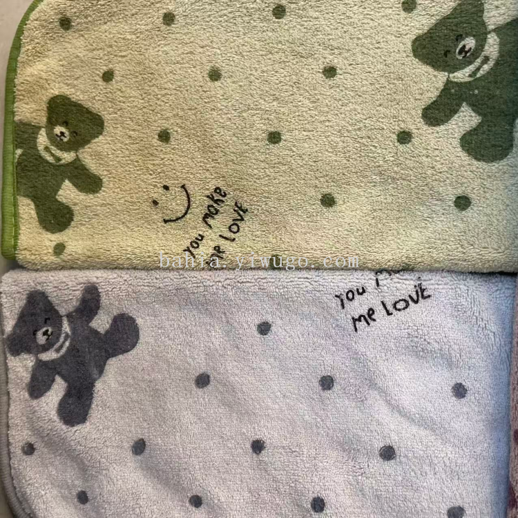 The kitchen cleaning cloth is soft, absorbent and does not shed fibers. It is a cartoon bear printed coral fleece towel Item Picture