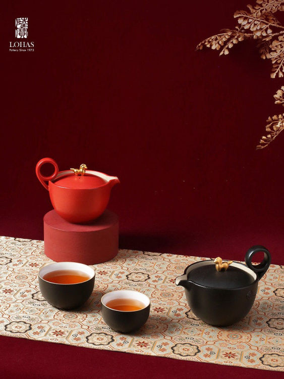 Lu Bao's new ceramic tea set gift box for the Year of the Horse. Home tea brewing gift, 1 pot and 2 cups in Chinese style. Good luck soon Item Picture