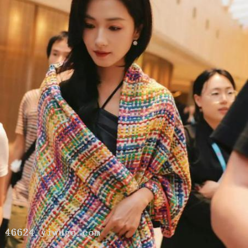 Wholesale of cross-border scarves in stock, e-commerce live streaming, supply chain, the same style of Xiaoxiangfeng seven-color shawls as Wanqi Specification image