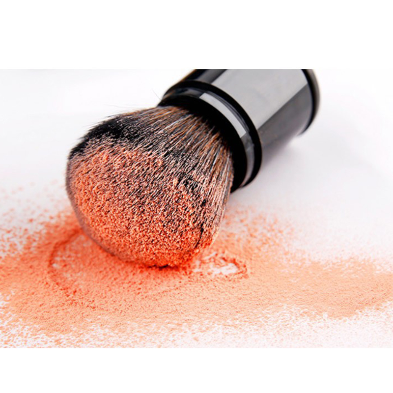 The soft bristles of the covered brush gently apply it, suitable for facial blush and loose powder details Picture