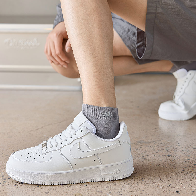 Men's embroidered letter M low-top short socks ins black and white men's socks Sports academy style breathable cotton youth boat socks