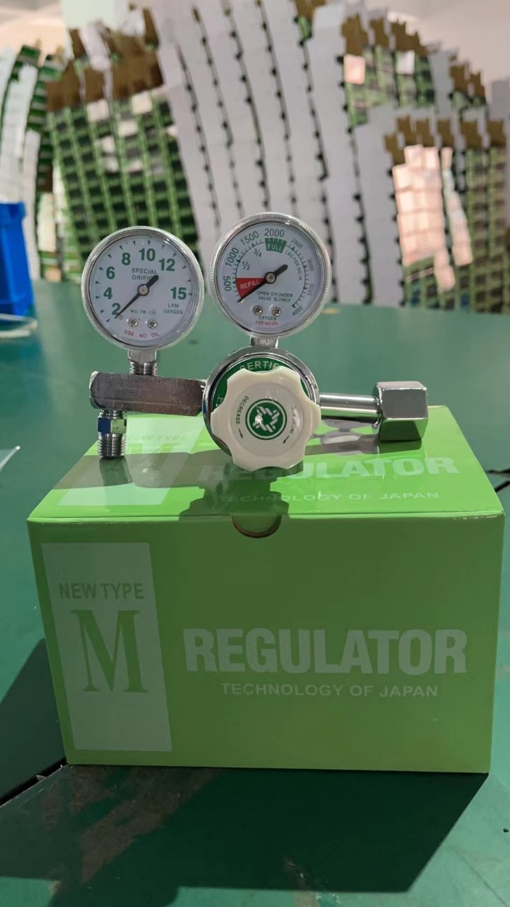 Oxygen dual-gauge pressure reducer