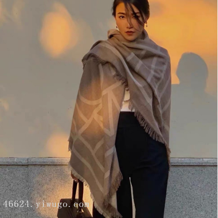 Cross-border scarf wholesale e-commerce live-streaming supply chain supply of the same style square scarves and shawls as TOT