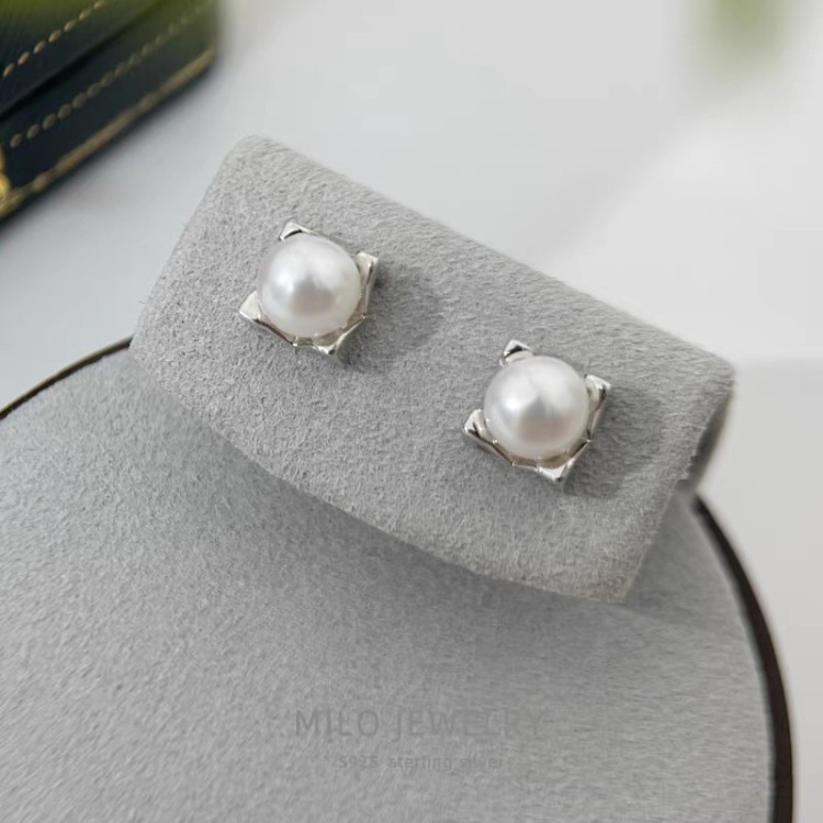 云逸饰家 925纯银天然珍珠耳钉精致小巧M字潮流时尚设计感气质百搭2026新款