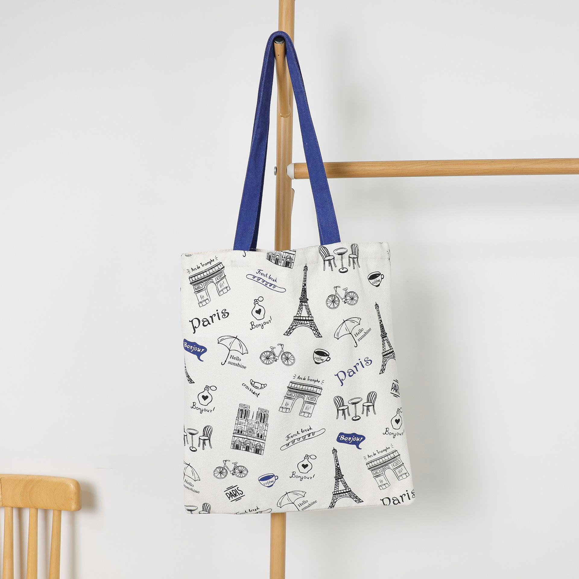 A simple and portable canvas bag for a European travelogue, a white canvas bag