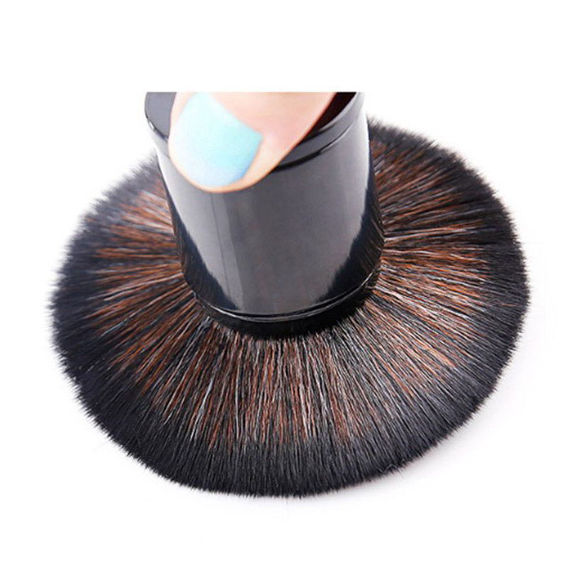 The soft bristles of the covered brush gently apply it, suitable for facial blush and loose powder Specification image