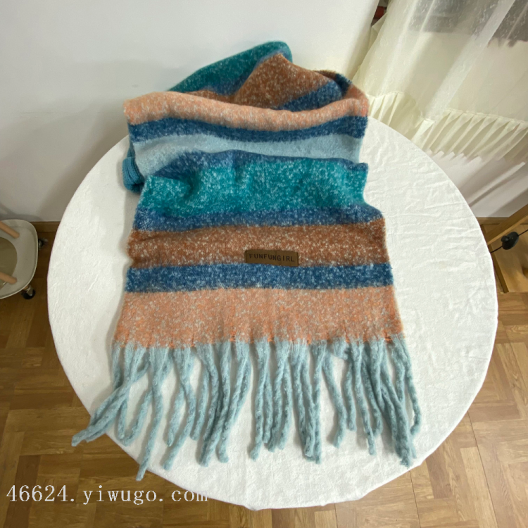 We offer wholesale of scarves in stock through e-commerce live streaming. We supply Korean version of fringed and checkered scarves in stock Specification image