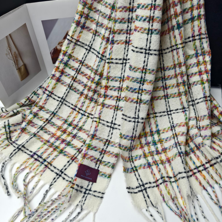 Wholesale e-commerce live-streaming supply chain for the new "Full Sky Star" four-line checkered scarf Application Scenario