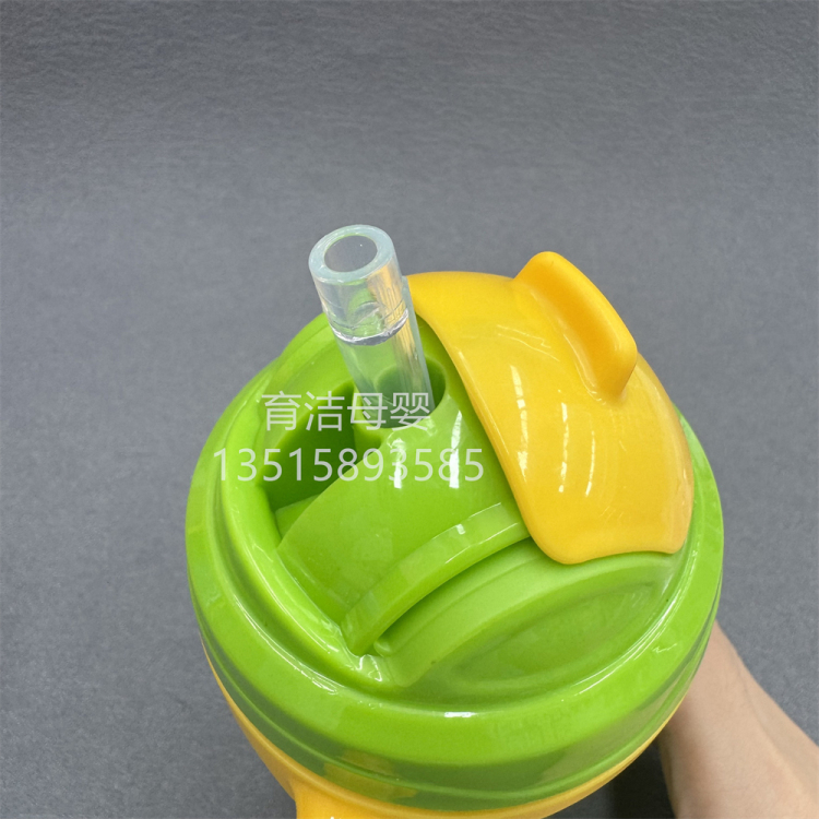 Wholesale children's water cups, baby drinking cups with handles, shock-resistant and leak-proof straw cups, anti-choking and anti-gas flexible hose water cups Application Scenario