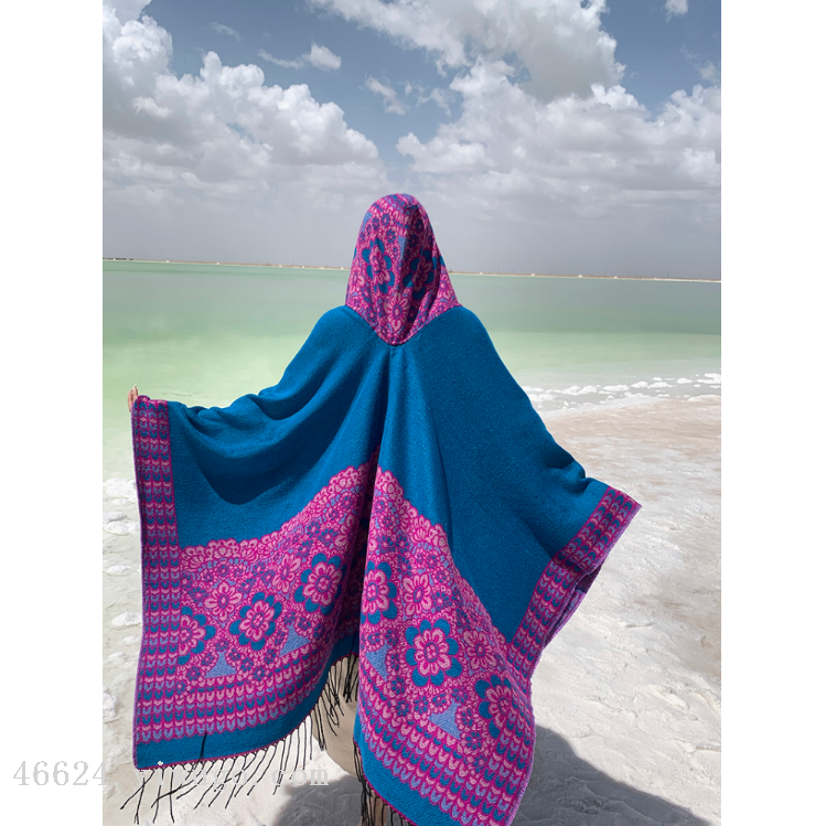 يقوم بائعو الوشاح عبر الحدود ببث مباشر لعباءة مزخرفة وقبعات وعباءة