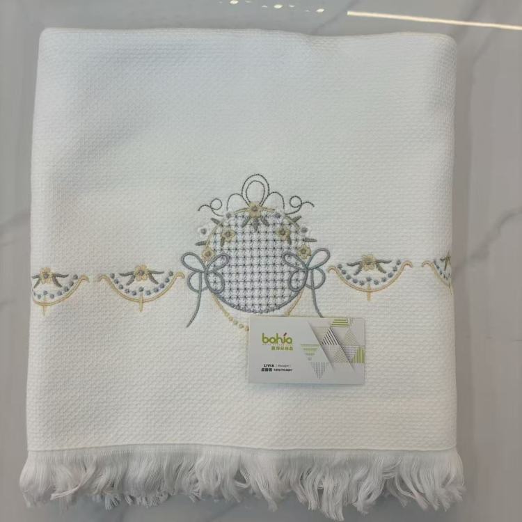 Pure cotton bath towel with embroidered face towel, large-sized wrap bath towel with double tassels Application Scenario
