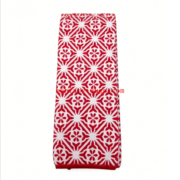 This retro geometric patterned multi-purpose cleaning cloth is water-absorbent, durable and does not shed fibers. It is a universal cleaning cloth for household kitchens Application Scenario