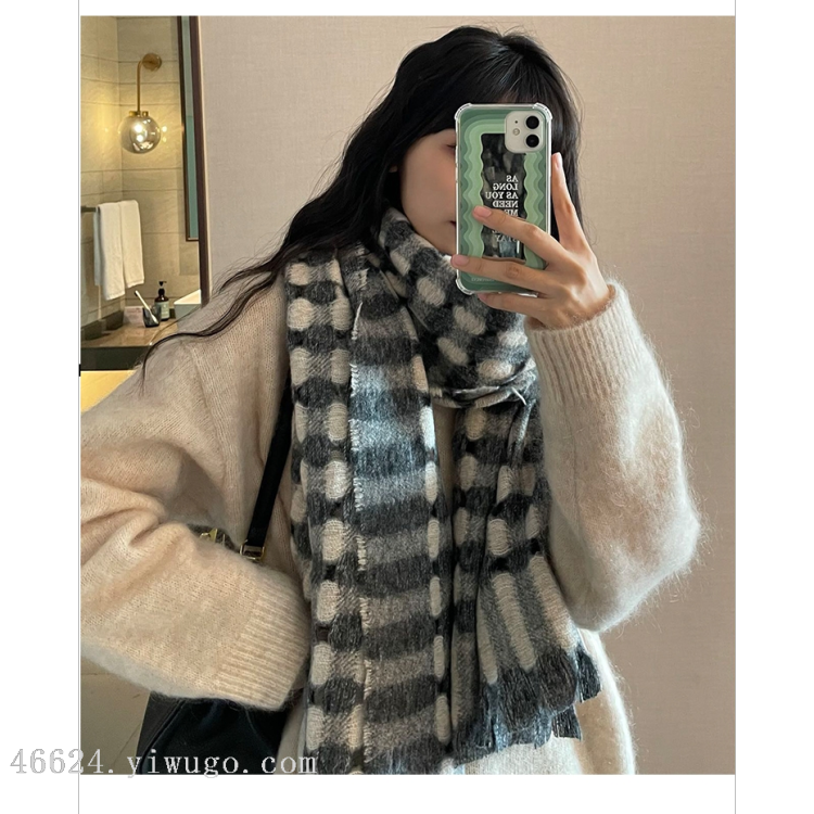 Wholesale of cross-border scarves in stock, e-commerce live streaming supply chain, new classic perforated scarves Application Scenario