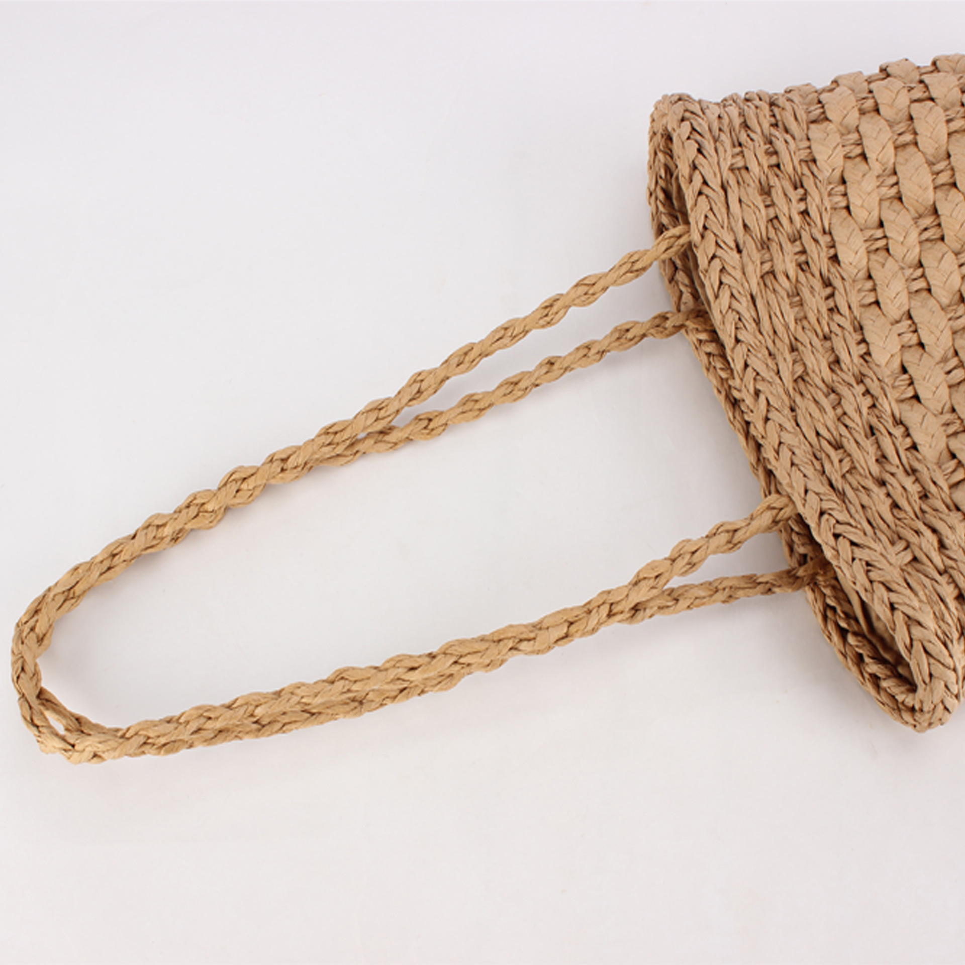 This new hand-woven bag is a versatile and fashionable lady's bag for daily seaside vacations, casual work, and commuting Item Picture